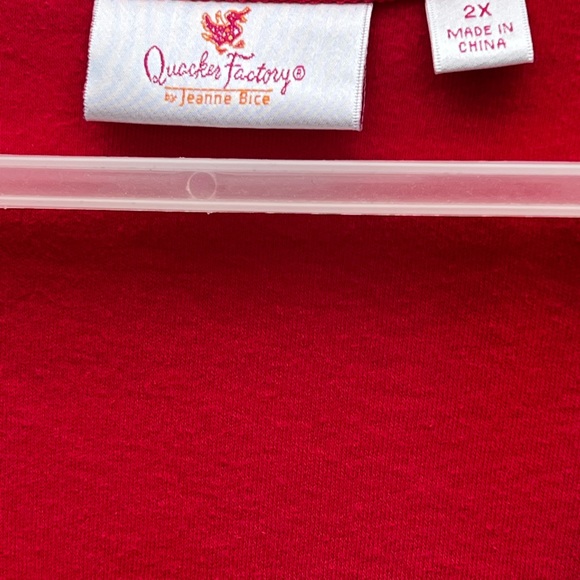 Quacker Factory 2X scallop neck flower embroidered Top - Picture 7 of 10